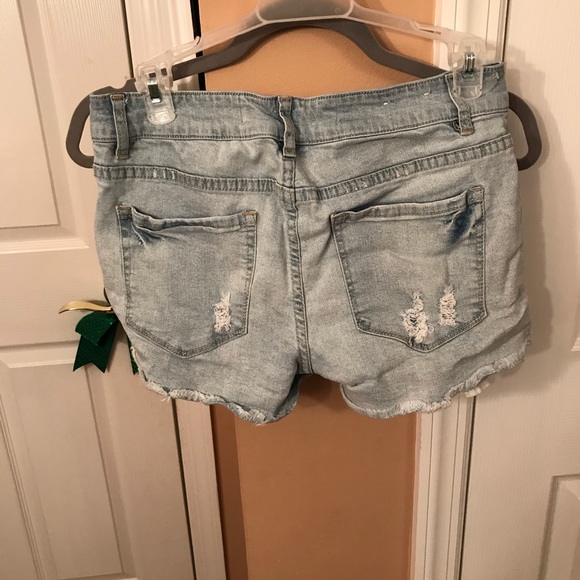 Distressed denim jean shorts - Picture 2 of 2